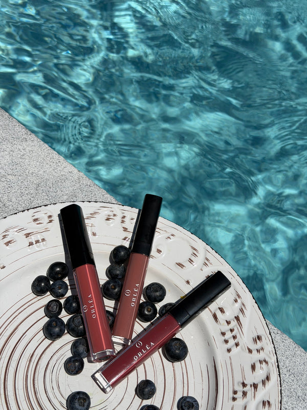 Coffret Été Orléa — flat lay au bord de la piscine